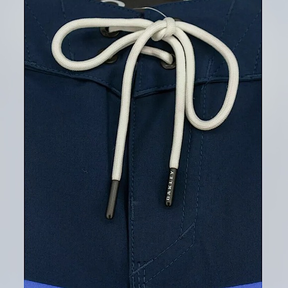 NWT Oakley Men’s Color Block Board Shorts in Amparo Blue, Size 34 - Picture 3 of 9